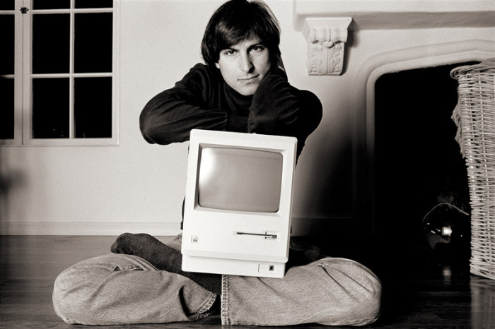 Steve-Jobs_MacOnLapBelAir